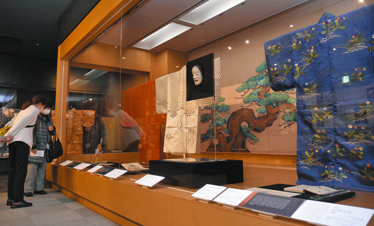 竜の装束 あふれる力感じて 金沢能楽美術館 干支テーマに収蔵品展 