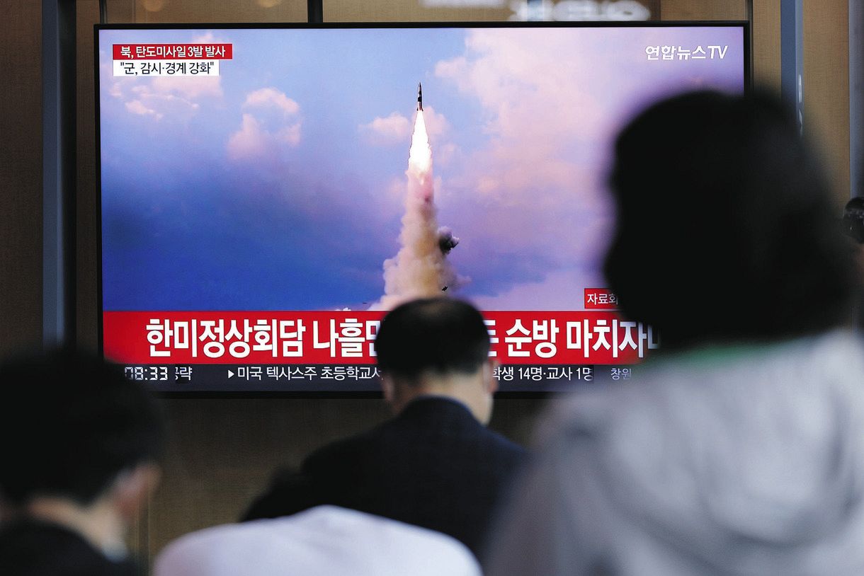 ５月２５日、北朝鮮のミサイル実験のニュース放送を見る人たち（ＡＰ）