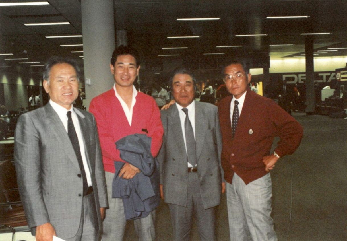 左から、足木敏郎さん、星野仙一元監督、岡田編成部長、アイク生原さん＝ロサンゼルス空港で