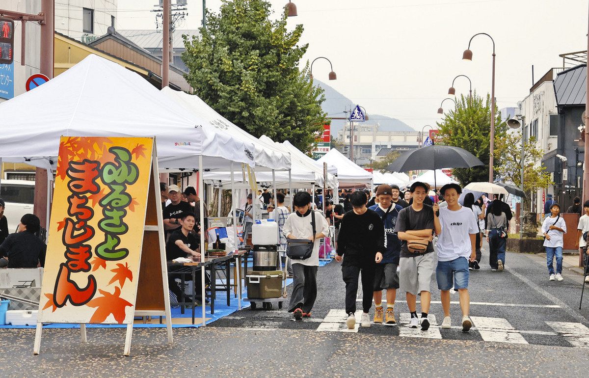 雨にもかかわらず多くの人でにぎわった祭りの会場＝恵那市大井町で
