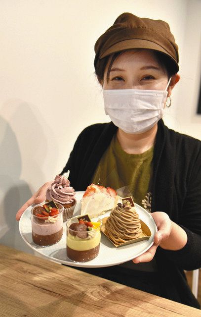 卵や乳製品、小麦粉を使わないで作ったスイーツ＝名古屋市北区鳩岡２の「Ｖｅ　Ｔｒｅｅ」で 