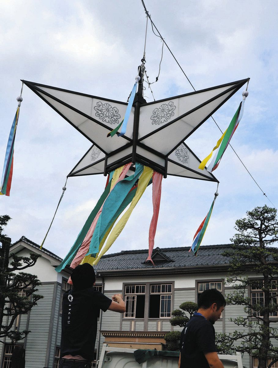 踊りの輪をともす 旧庁舎記念館前に「切子灯籠」登場：中日新聞Web