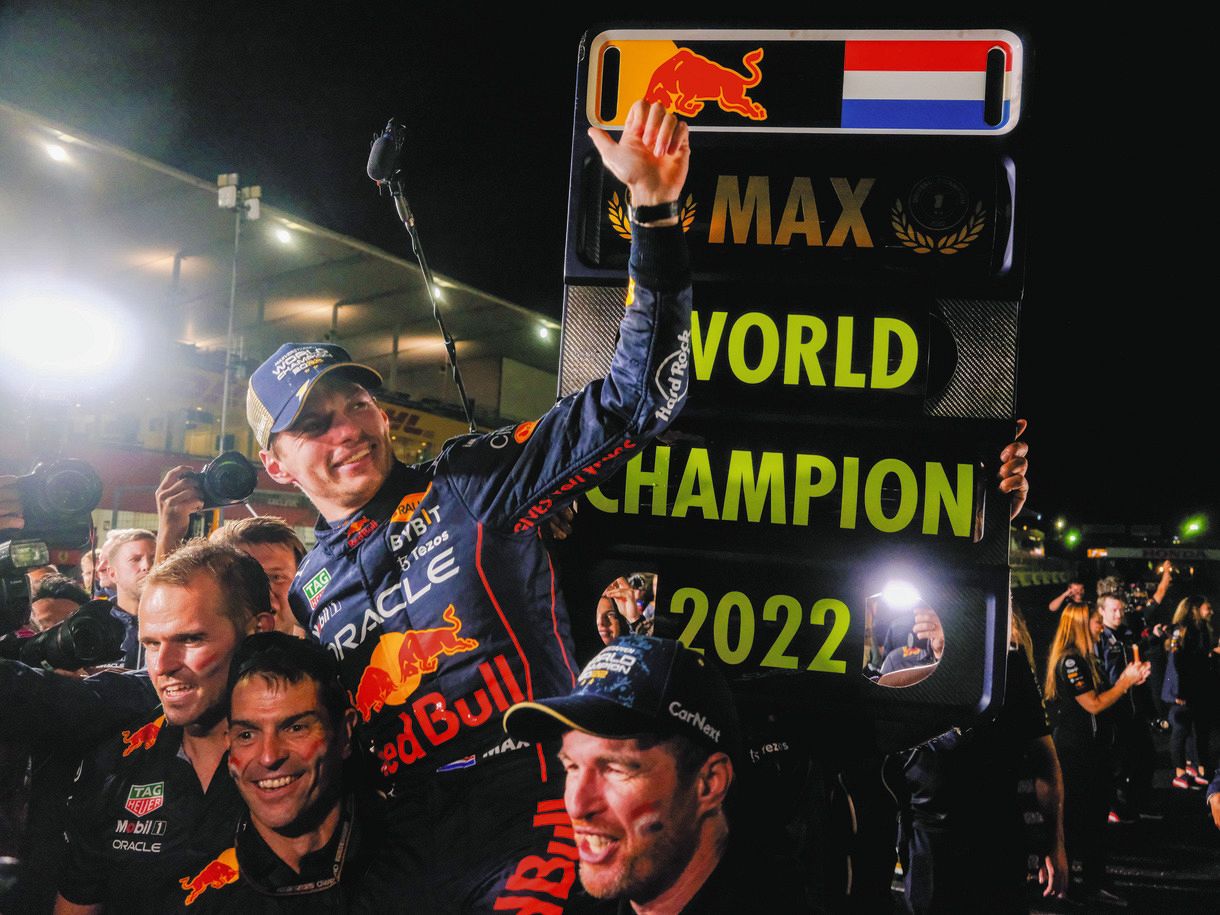 写真】「2022チャンピオン」のボードを掲げるフェルスタッペン：中日