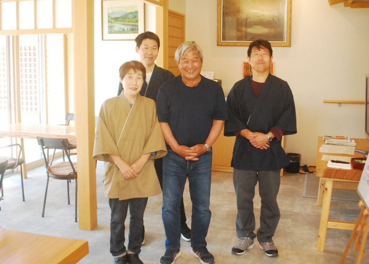 居酒屋のスペースに立つ（左から）伊藤朝子さん、幸弘さん、廣司さん、勇助さん