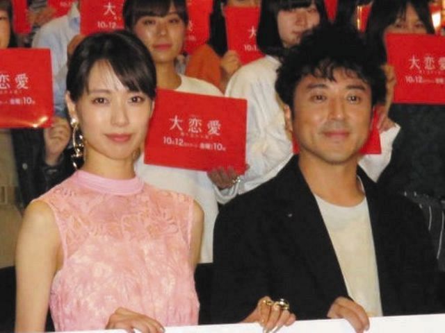 ドラマで夫婦役共演した戸田恵梨香（左）とムロツヨシ