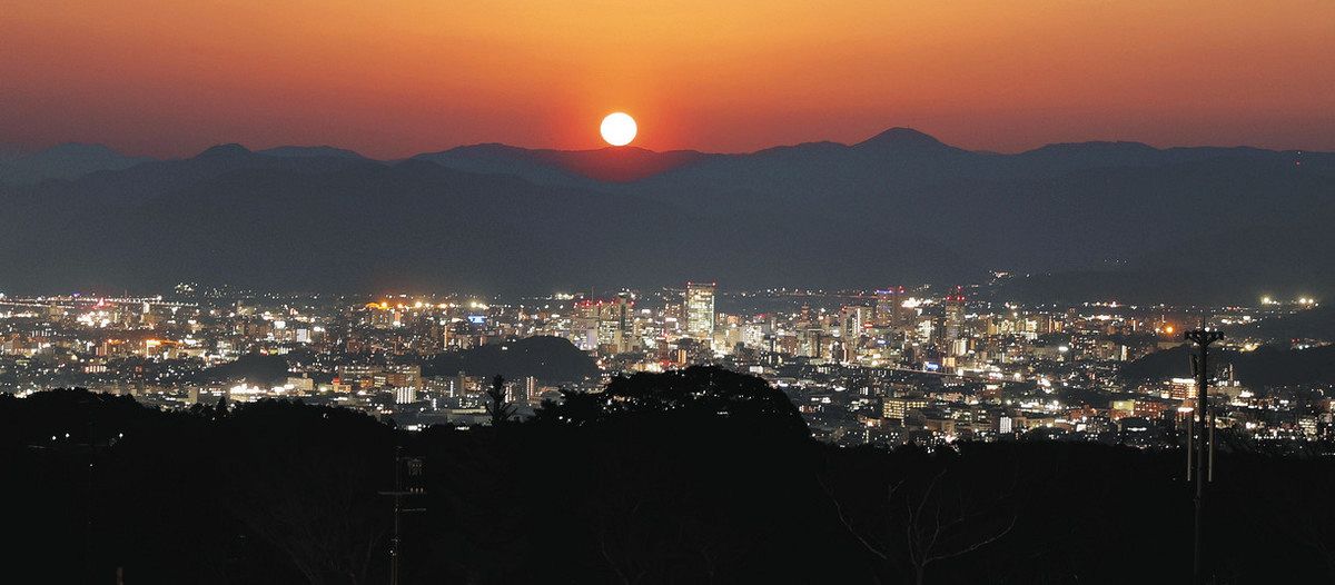 おやじカメラマン たっちゃん走る＞ 浮かび上がる街の灯 日本平・展望