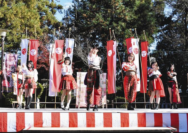 愛荘 豊満神社でダンスと歌の奉納ライブ 神社アイドル 神薙ラビッツ 中日新聞web