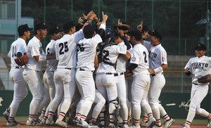３年ぶりの全日本大学野球選手権大会出場を決めて喜ぶ中京学院大ナイン