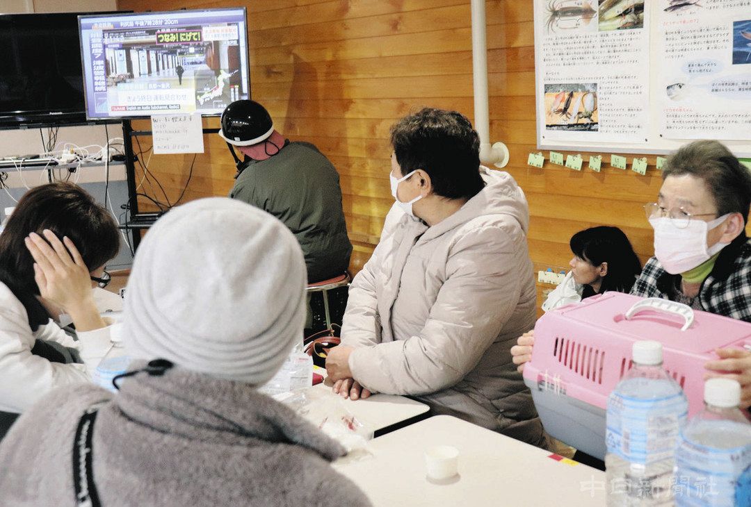 ãƒ†ãƒ¬ãƒ“ã‚’è¦‹ãªãŒã‚‰å¤œã‚’éŽã”ã™é¿é›£è€…ãŸã¡ï¼çŸ³å·çœŒèƒ½ç™»ç”ºã§