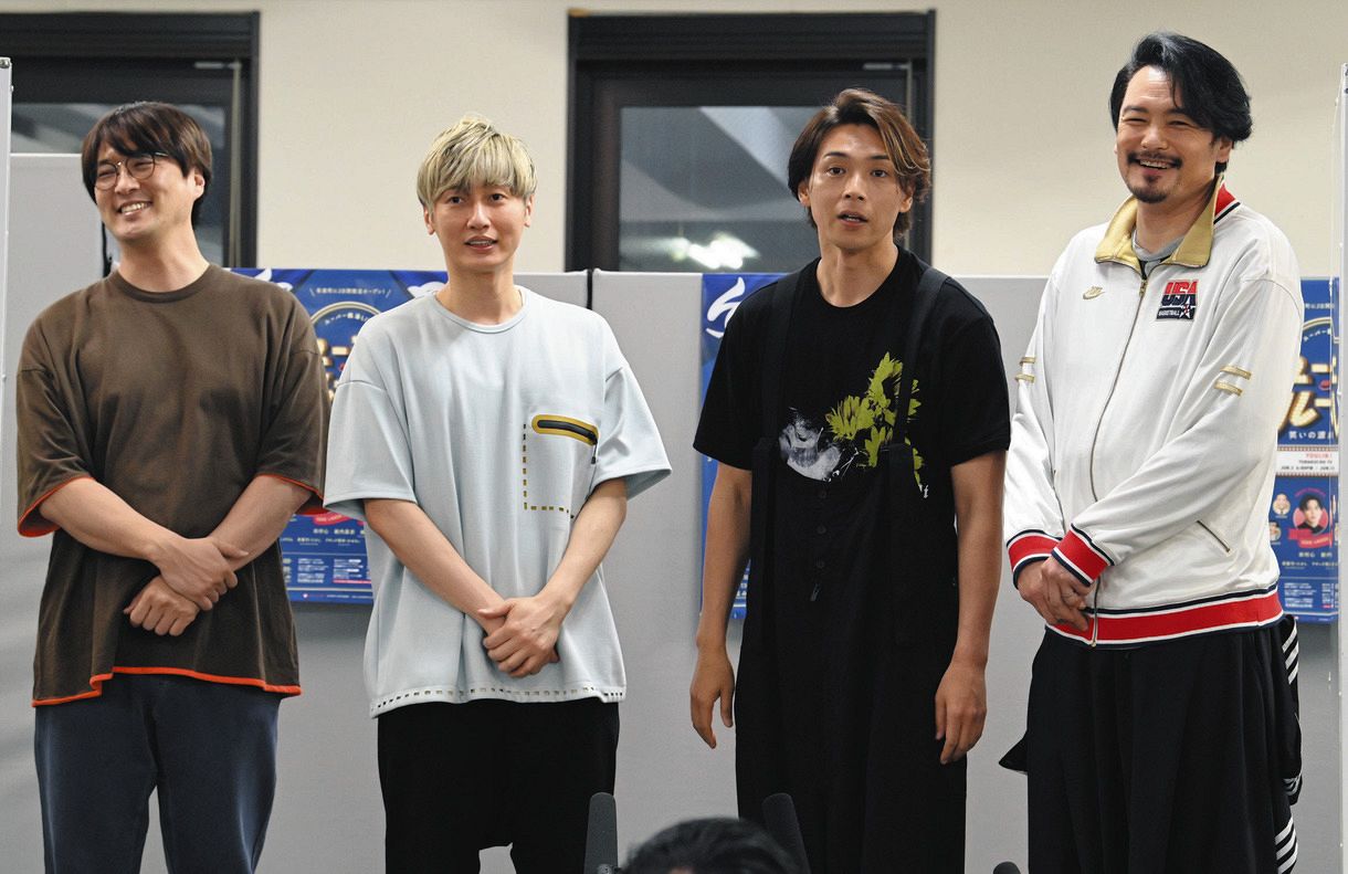 公開稽古を行った純烈の（左から）酒井一圭、後上翔太、白川裕次郎、小田井涼平
