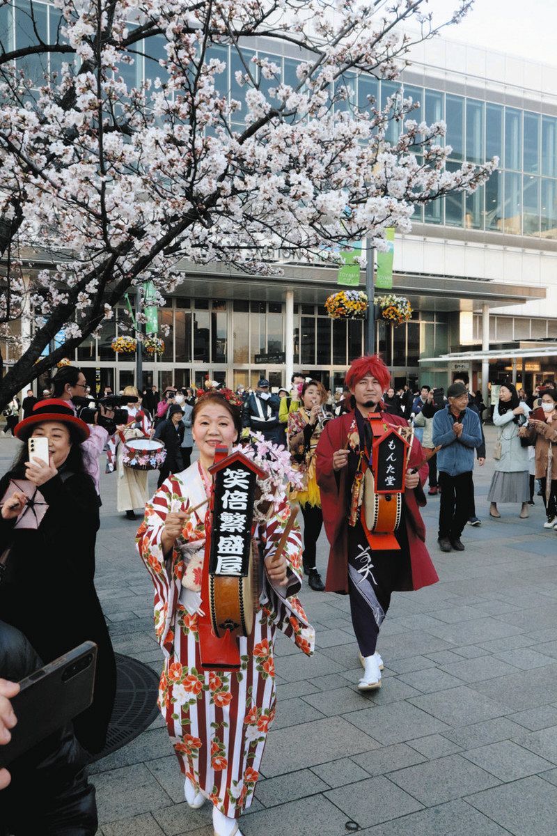 演者も桜も華やかに 富山・チンドンコンクール前夜祭：中日新聞Web