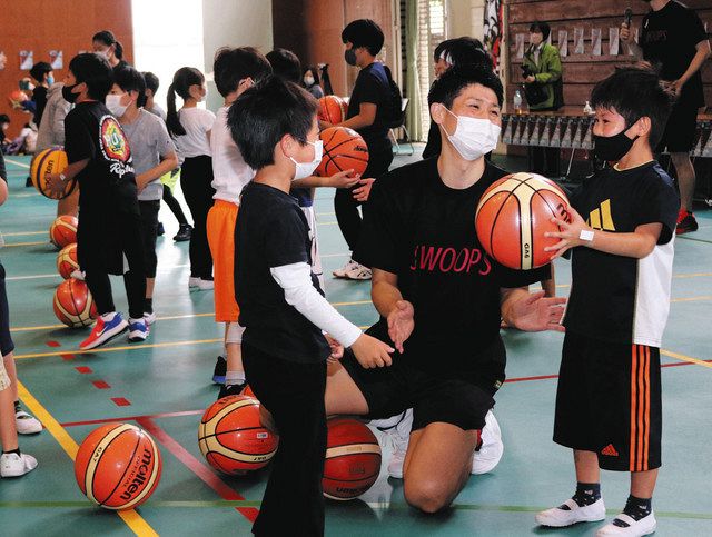 スゥープスの選手と楽しくバスケ 朝日大で小学生６１人 中日新聞web