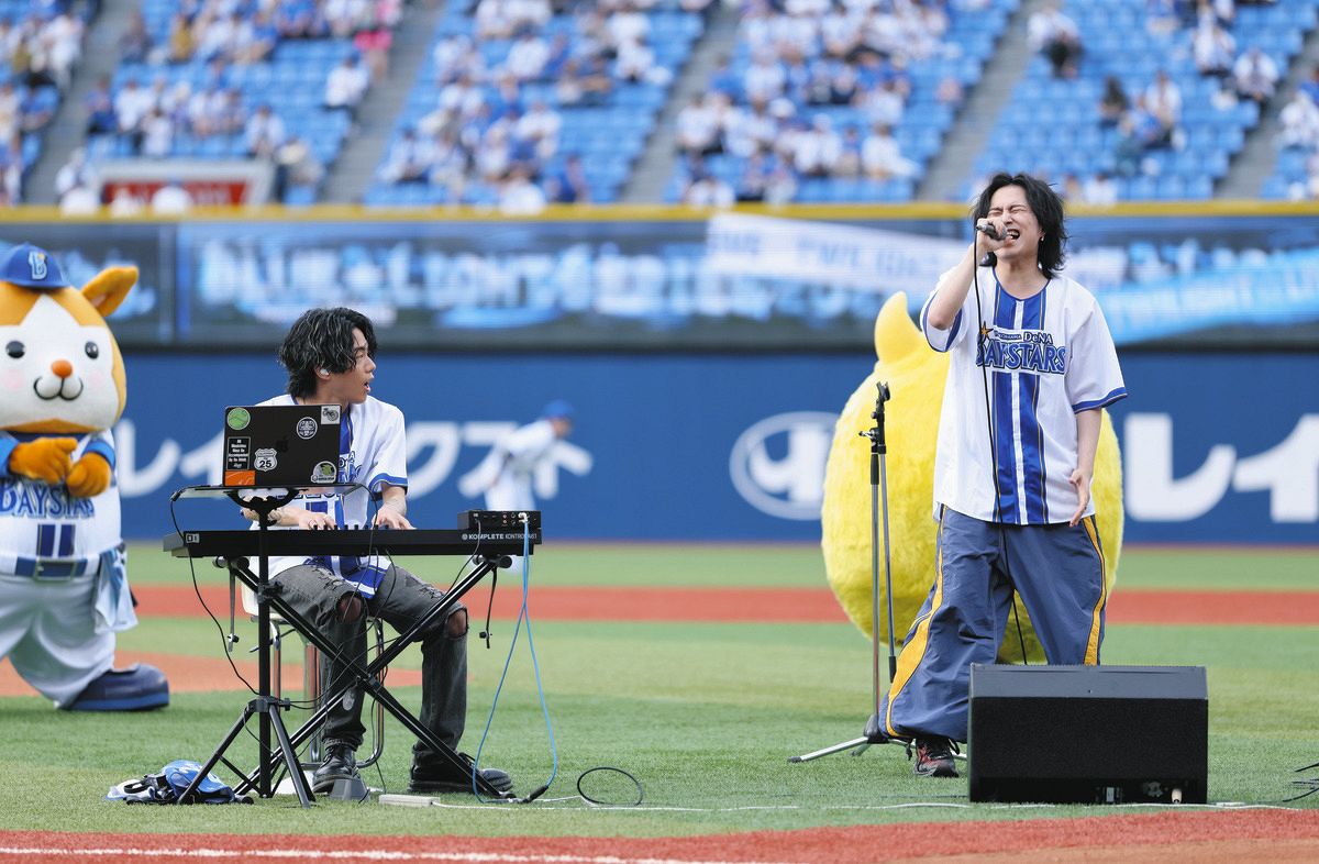 Novelbrightが試合前にミニライブ リリーフカーに乗り登場、始球式には 
