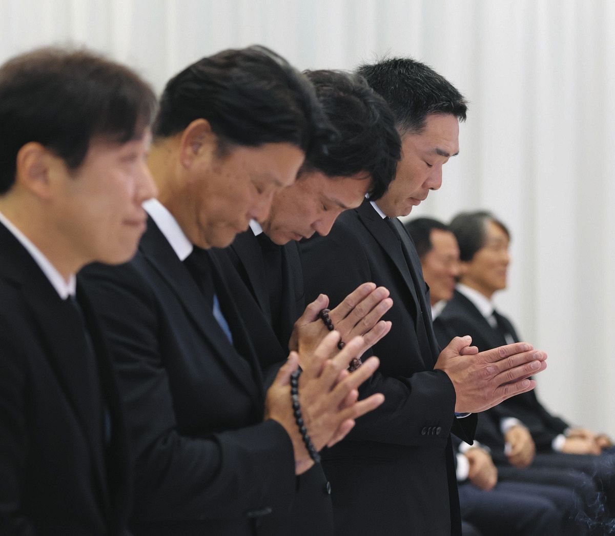 長嶋茂雄さんの通夜に参列した巨人の（右から）阿部監督、二岡コーチら（読売新聞社提供）