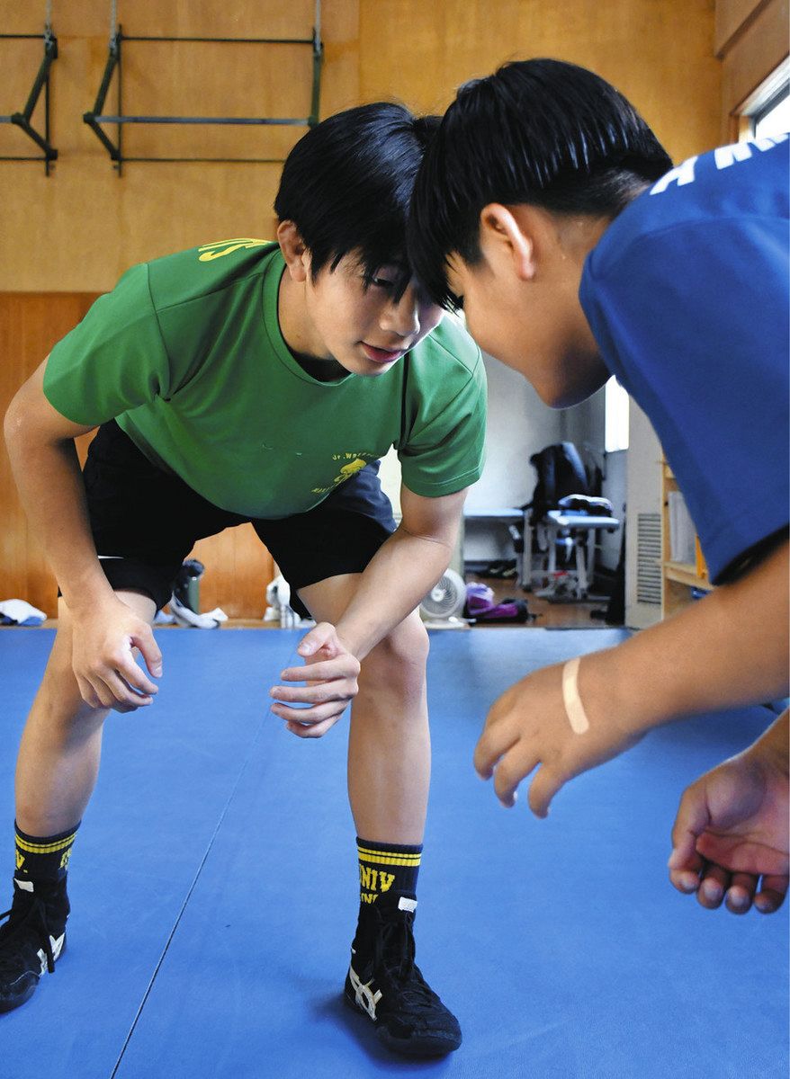 練習でスパーリングをする小川さん（左）＝中津川市千旦林の中京学院大中津川キャンパスで