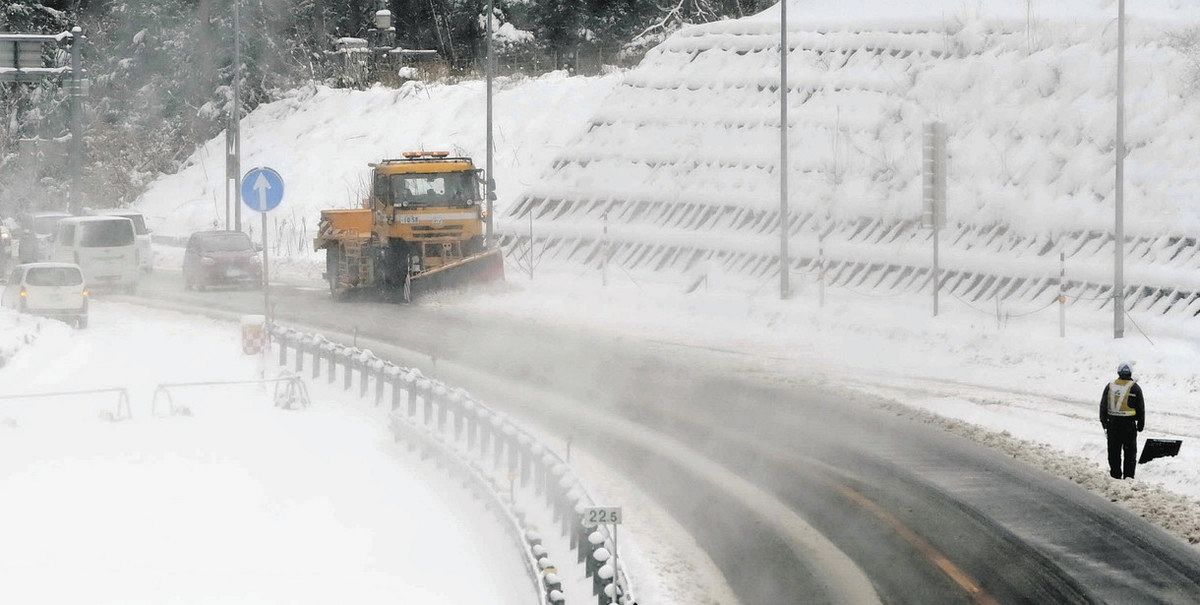 石川】積雪 金沢22センチ 七尾16センチ 能登 孤立や倒壊警戒：北陸中日