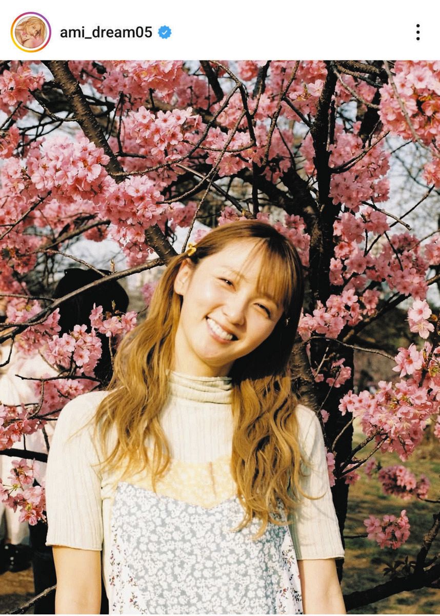 ◇Dream Ami、桜バックに笑顔ショット【写真】：中日スポーツ・東京中