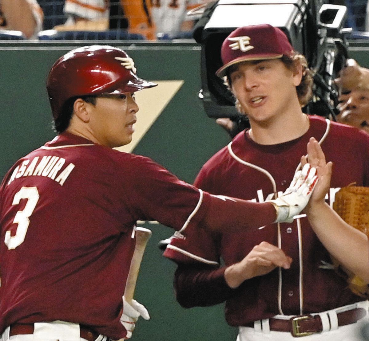 ６回、先制ソロを放った浅村（３）を迎える楽天・ハワード