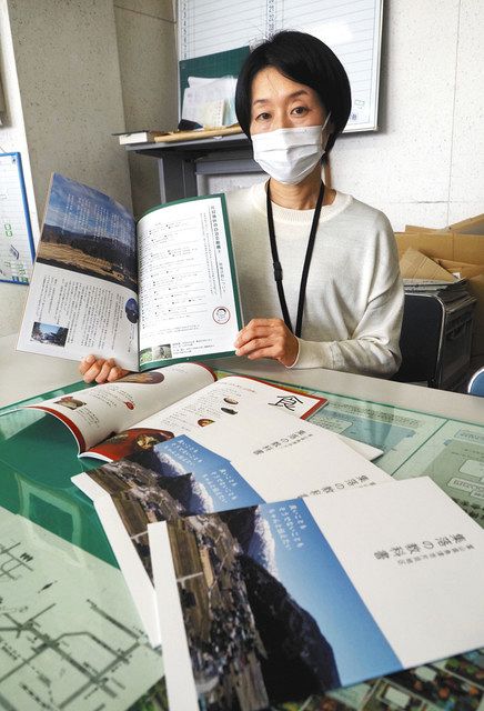 片貝地区の集落の教科書を取材、編集した河野静恵さん＝魚津市役所で 