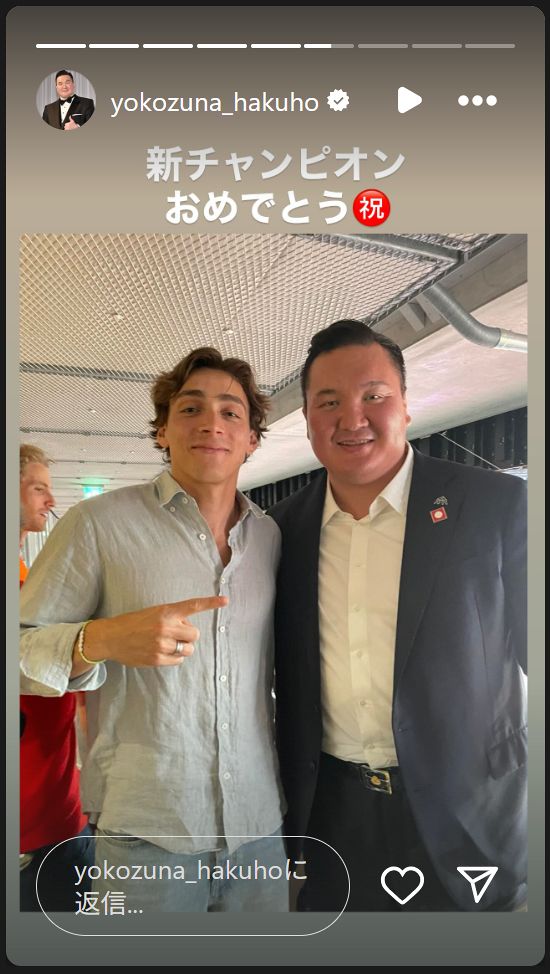 ◇白鵬翔さん、世界一高く跳ぶ”鳥人”とのツーショット【写真】：中日