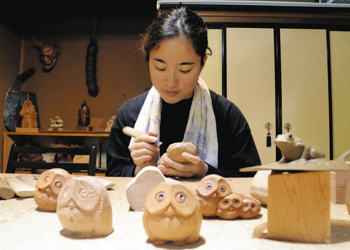 一位一刀彫の魅力を広めたい 高山の工房で修業中の賀東さん：中日新聞Web