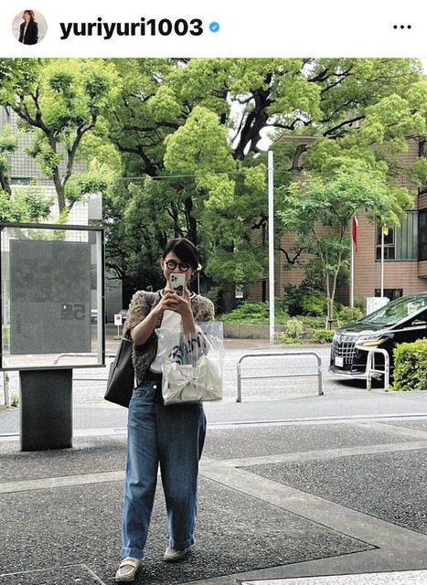 写真】友人と写真を撮り合う石田ゆり子：中日スポーツ・東京中日スポーツ