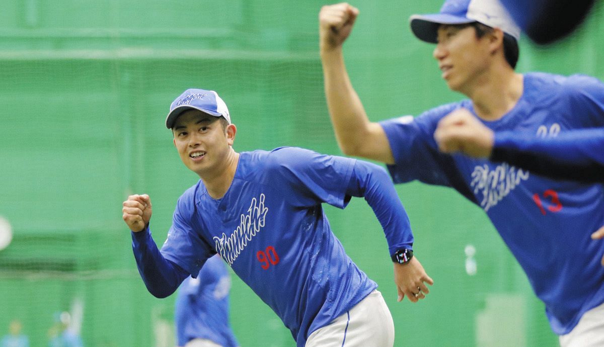 阪神戦が中止になり、室内で調整する松山（中央）