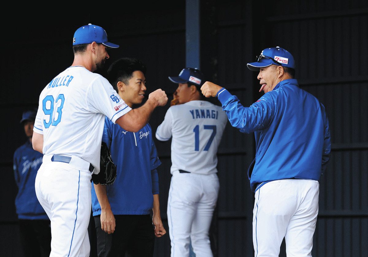 ◇中日・マラー、井上監督とグータッチ【写真】：中日スポーツ・東京中