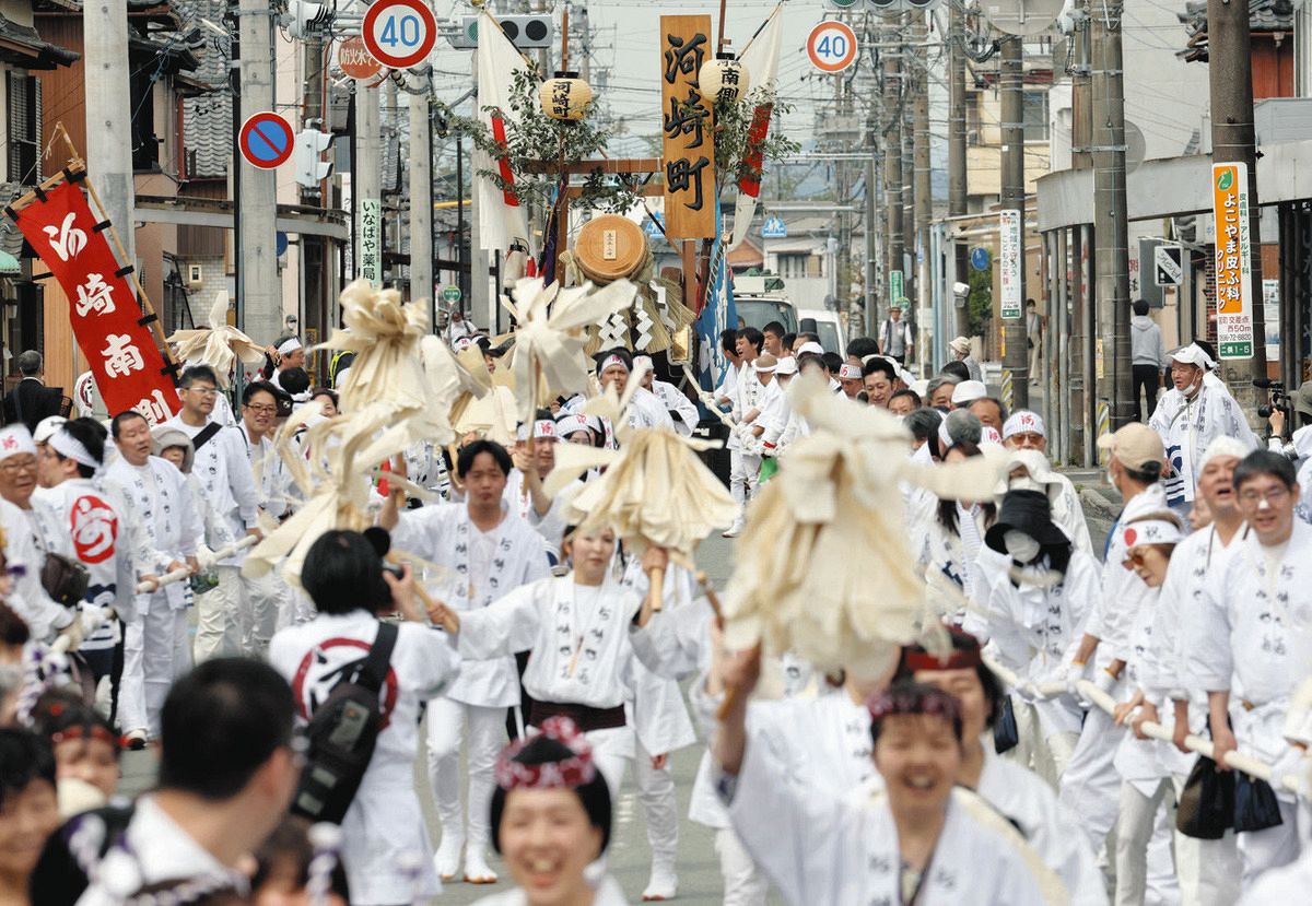 式年遷宮へ「お木曳」幕開け 伊勢神宮で6000人が社殿の用材運ぶ「御木