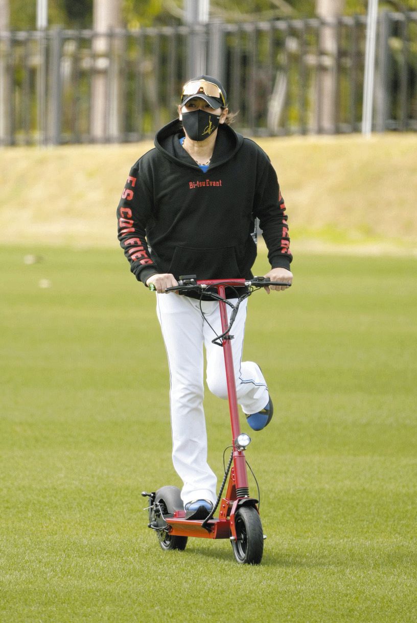新庄 ◇日本ハム・新庄監督、電動キックボードでスイスイ移動【写真】：中日