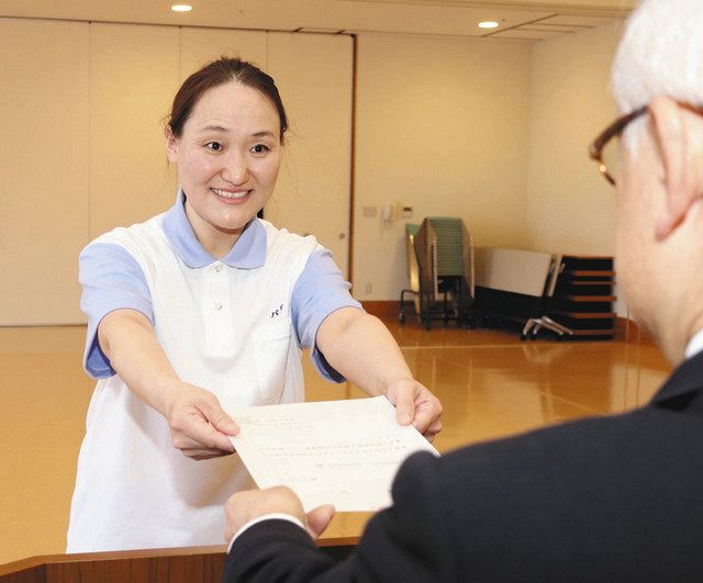 円山寛人理事長から辞令を受け取るダシドンドグ・エンフバタさん
