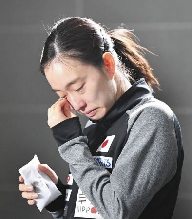 女子シングルスの東京五輪代表入りが確実となり、感極まった表情の石川佳純（共同）