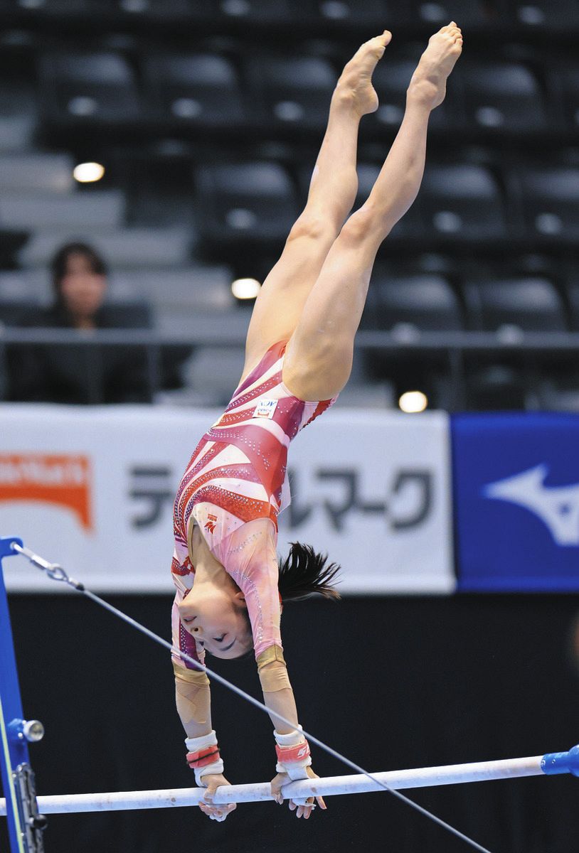 体操全日本選手権開幕 予選2位通過の岡村真、段違い平行棒に手応え：中