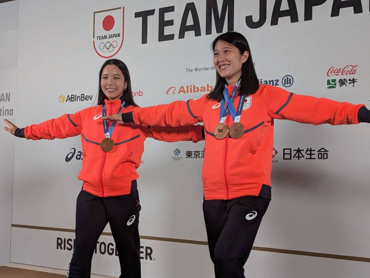 ◇丸山希＆高梨沙羅、メダル胸に笑顔の“Wテレマーク”：中日スポーツ