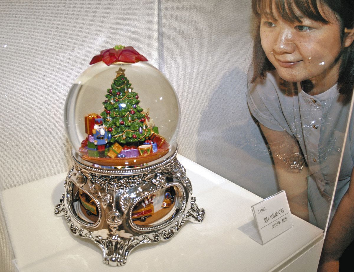 真夏のスノードーム見て 長野県池田町の北アルプス展望美術館で古今