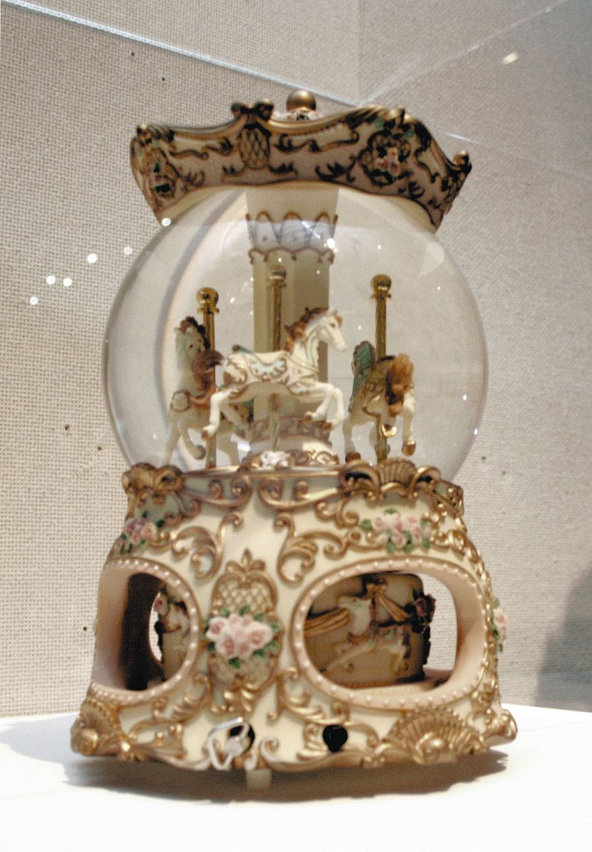 真夏のスノードーム見て 長野県池田町の北アルプス展望美術館で古今
