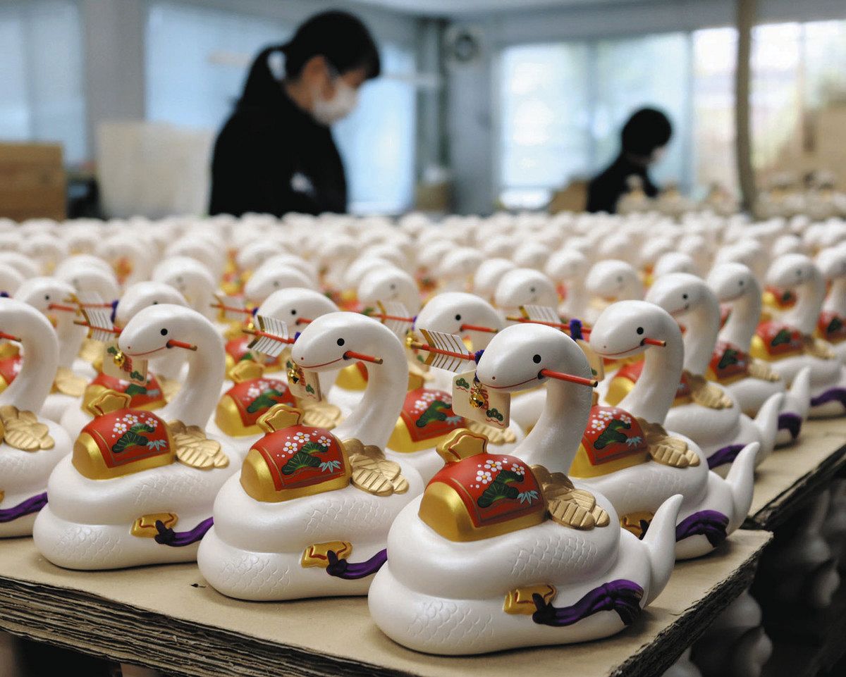 来年の干支「巳」の置物の出荷作業、早くもピーク 瀬戸の陶磁器メーカー：中日新聞Web