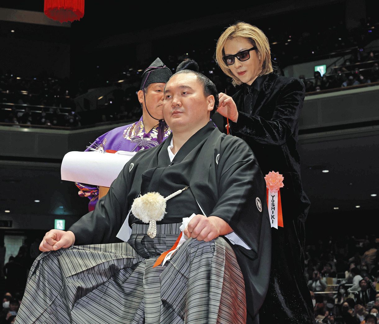 写真】YOSHIKI、宮城野親方の断髪式で神妙な表情：中日スポーツ・東京