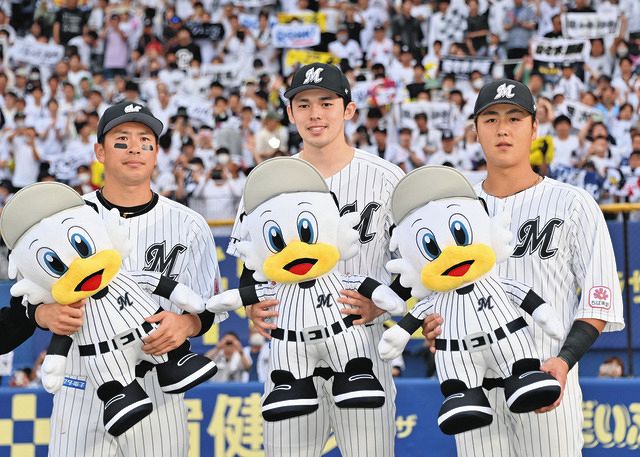 写真】勝利後に笑顔を見せる佐々木朗希ら：中日スポーツ・東京中日スポーツ