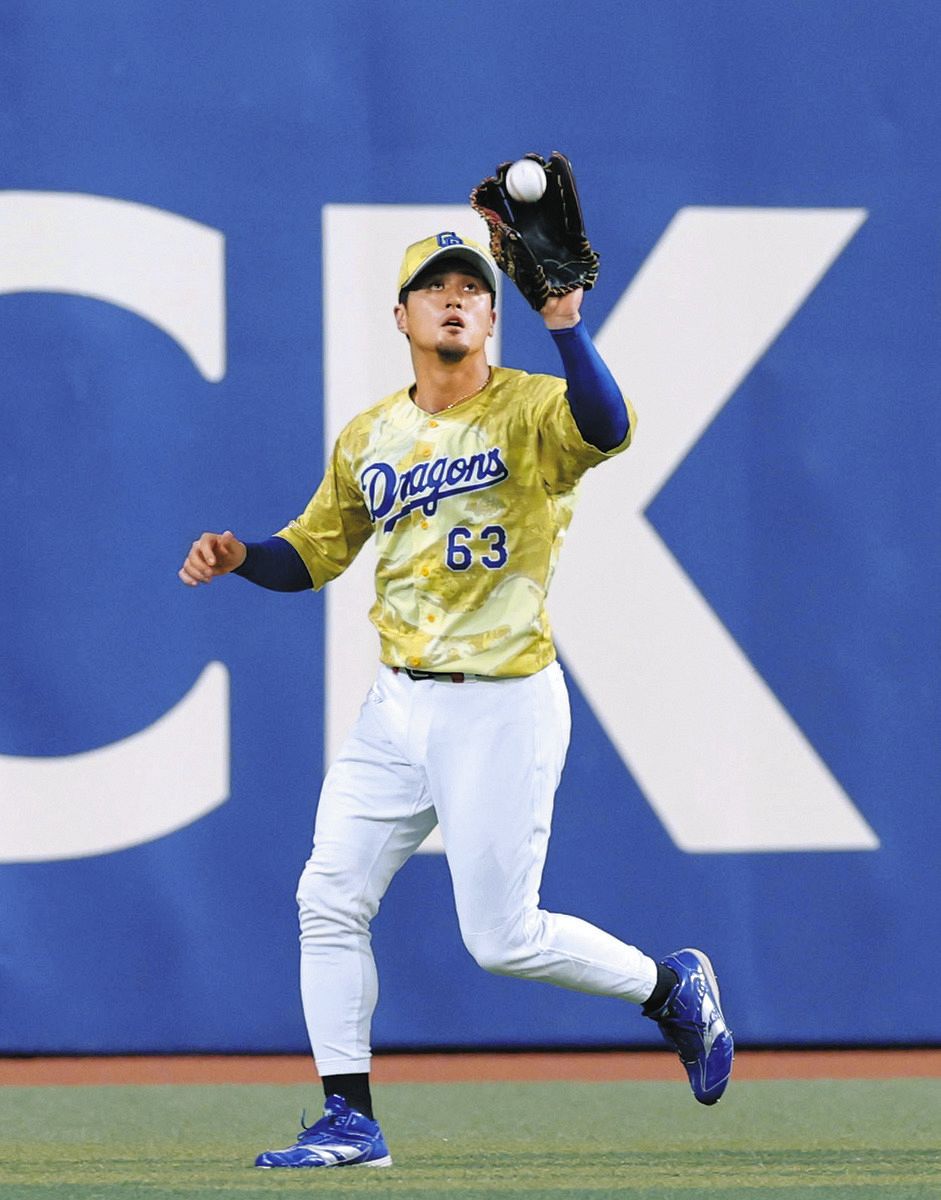 中日―ヤクルト　５回表１死、京田の飛球を捕球する中堅手板山