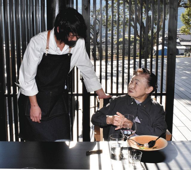 高山さん（左）らが開発した料理を試食し、感想を伝える吉川さん＝南木曽町のゼナギで 