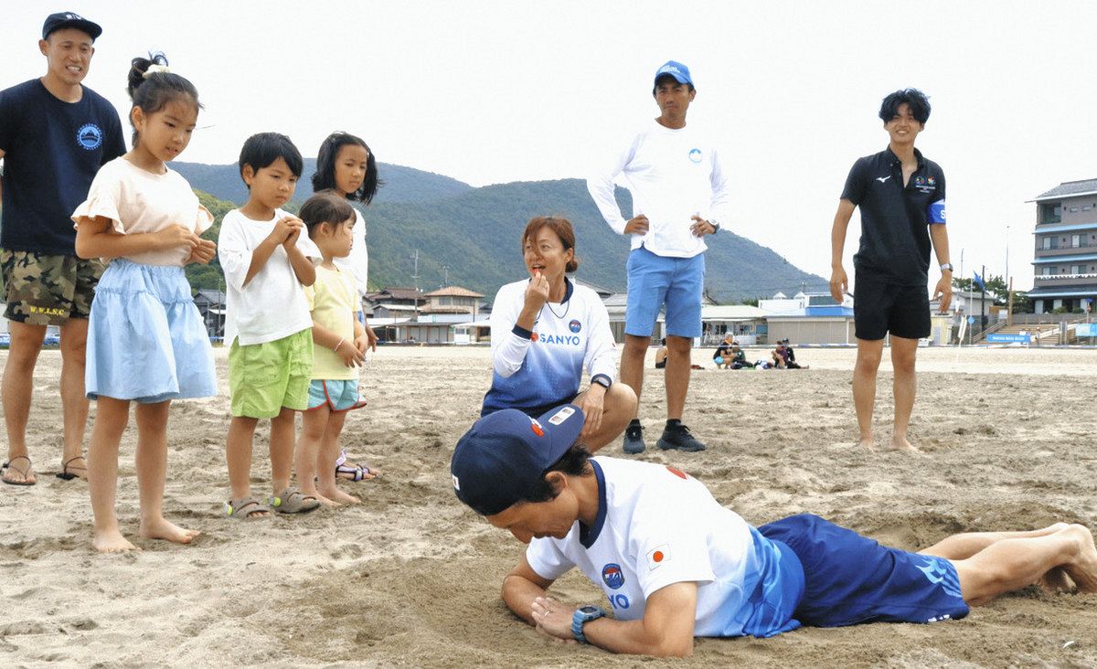 フラッグへ一目散、子ども砂浜駆ける 福井県高浜町でライフセービング