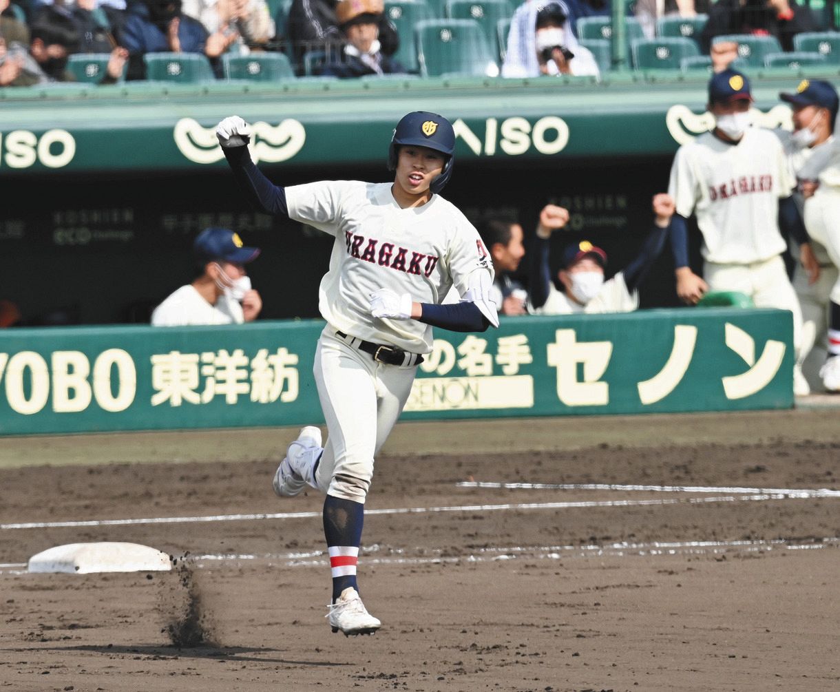 浦和学院・伊丹が大会4号ソロ 打球は左翼ポール上部を直撃