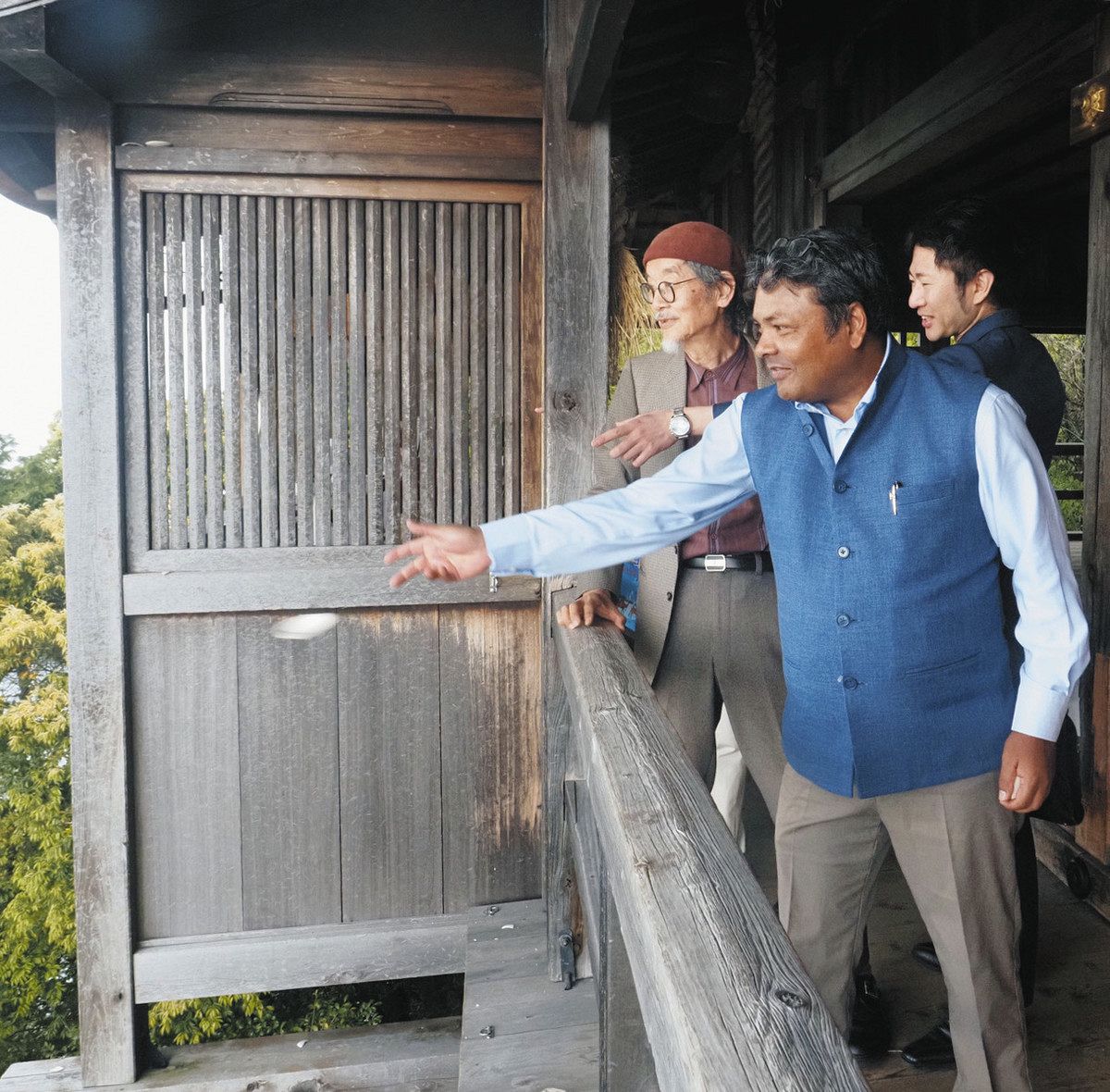 インド総領事、神仏に祈り 長浜・竹生島を訪問：中日新聞Web