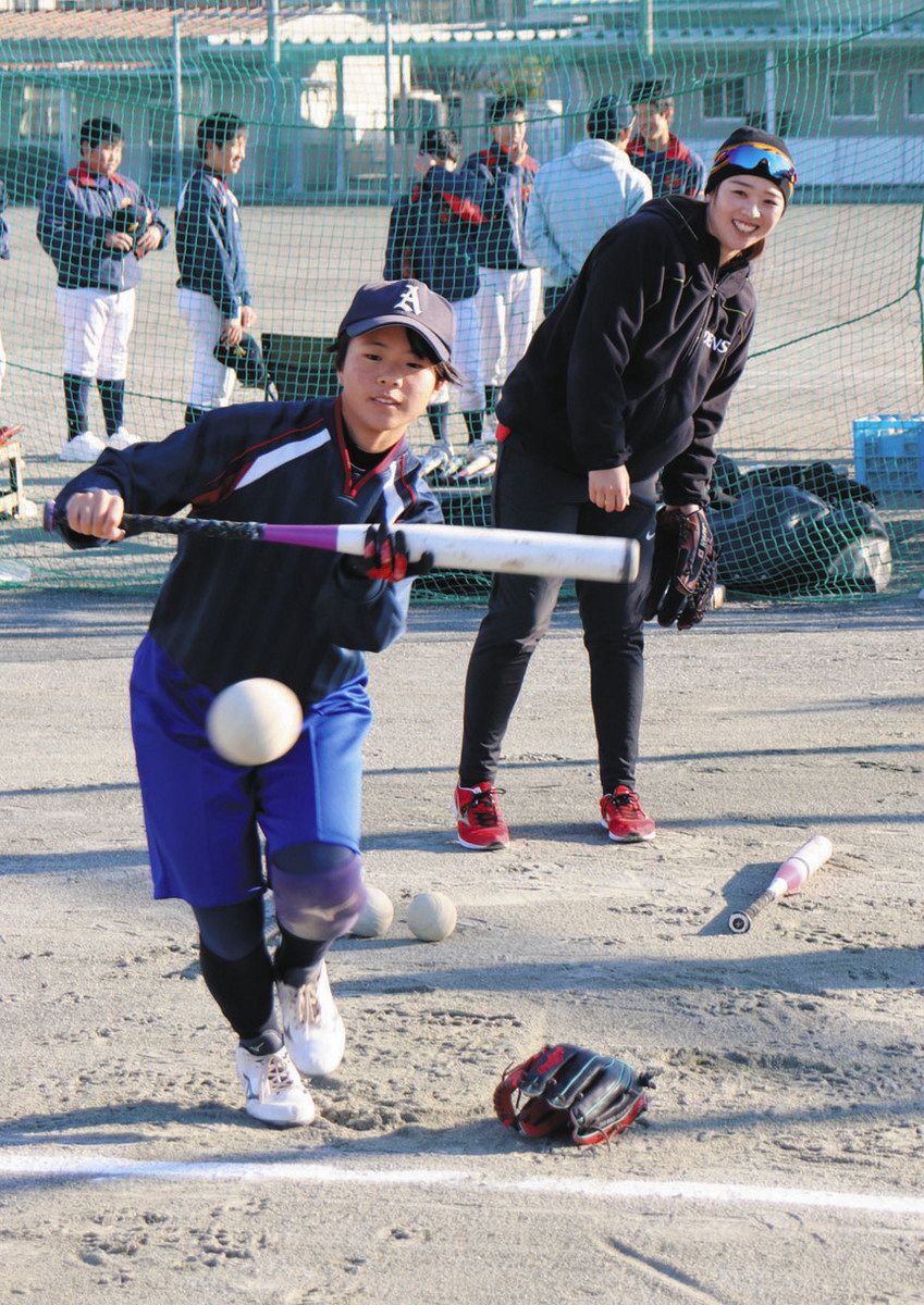 ソフトボールの技を指導 デンソー選手、安城の2中学校で：中日新聞Web