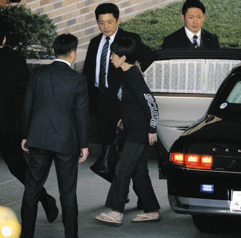 ◇「ロックな総理」高市首相のトレーナー＆雪駄姿【写真】：中日