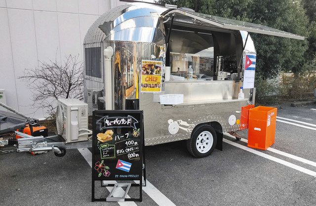 菅沼さんが乗るキューバンサンドのキッチンカー＝飯田市で 