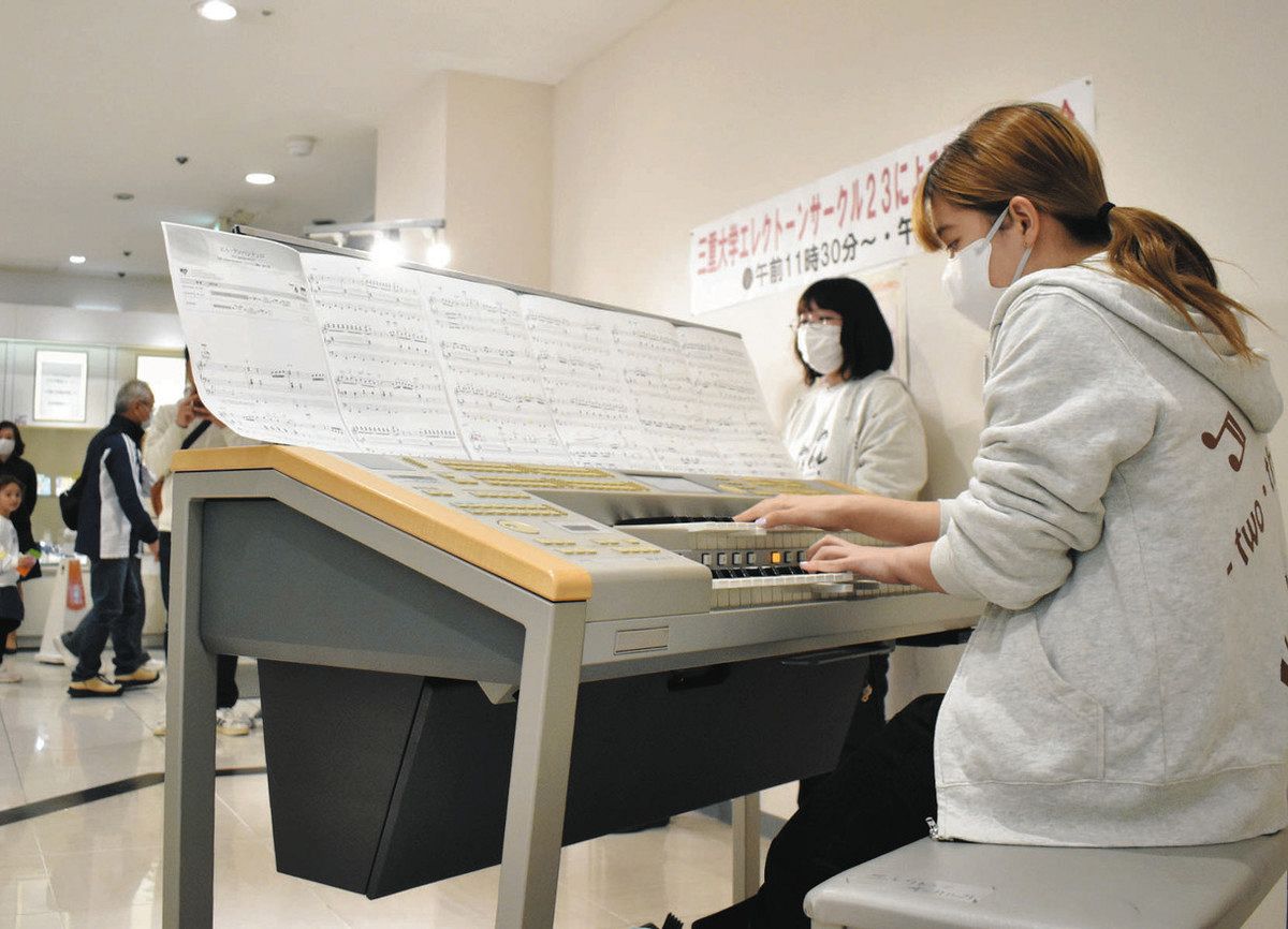 買い物客らエレクトーンの音色に聴き入る 津松菱で三重大生演奏：中日