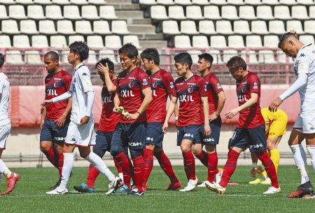 鹿島―札幌　練習試合に敗れ、肩を落とす鹿島イレブン