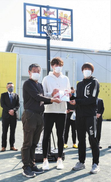 養護施設にバスケゴール寄贈 bリーグ 三遠ネオフェニックスの川嶋 西川選手 中日新聞web 養護施設にバスケゴール寄贈 bリーグ 三遠ネオフェニックスの川嶋 西川選手 中日新聞web